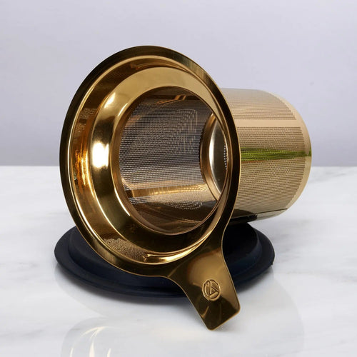 Infusor de té para una taza en acero inoxidable dorado con tapa de silicona
